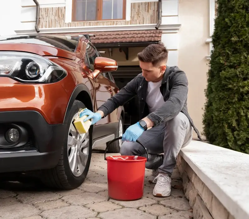 Lavage auto à domicile Blaye-les-Mines : professionnel intervenant sur un véhicule